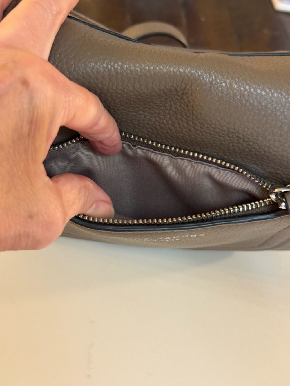 🩶 MARC JACOBS LEATHER EMPIRE CITY MESSENGER BAG! - Picture 5 of 12